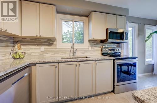 121 Parkside Drive W, Centre Wellington (Fergus), ON - Indoor Photo Showing Kitchen With Upgraded Kitchen