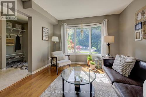 121 Parkside Drive W, Centre Wellington (Fergus), ON - Indoor Photo Showing Living Room