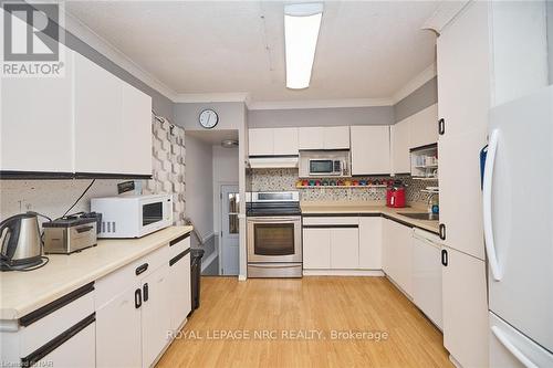 23 Marmora Street, St. Catharines, ON - Indoor Photo Showing Kitchen