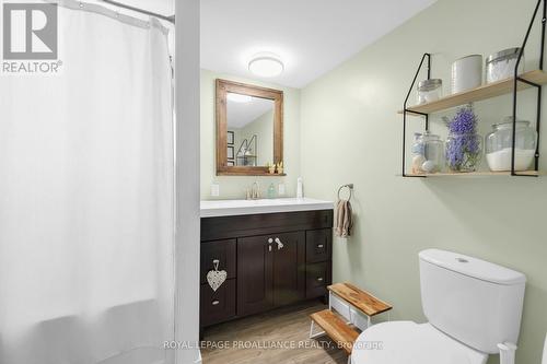17 Centre Street, Belleville, ON - Indoor Photo Showing Bathroom