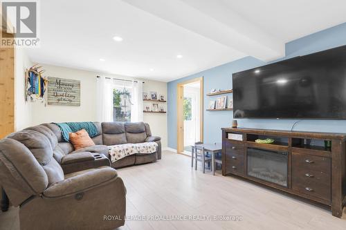 17 Centre Street, Belleville, ON - Indoor Photo Showing Living Room