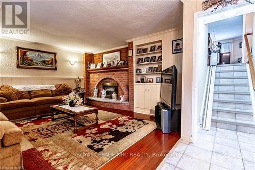 383 Grantham Avenue, St. Catharines, ON - Indoor Photo Showing Living Room With Fireplace