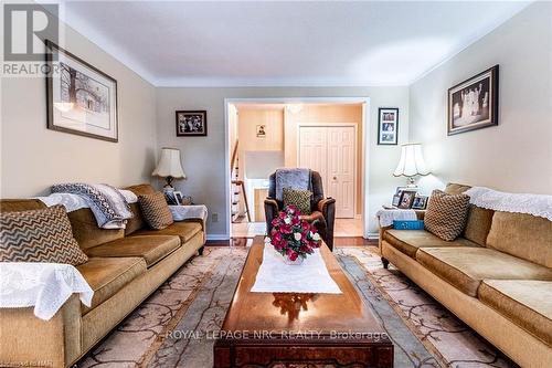 383 Grantham Avenue, St. Catharines, ON - Indoor Photo Showing Living Room