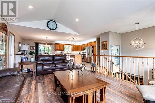 140 Helen Street, Port Colborne, ON - Indoor Photo Showing Living Room