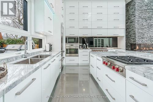 125 Craigmore Crescent, Blue Mountains (Blue Mountain Resort Area), ON - Indoor Photo Showing Kitchen With Double Sink With Upgraded Kitchen