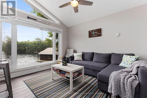 490 Crooked Bay Road, Georgian Bay, ON - Indoor Photo Showing Living Room