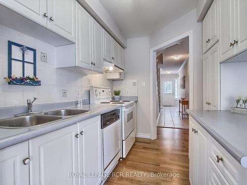 43-3 Carriage Walk, Aurora, ON - Indoor Photo Showing Kitchen With Double Sink