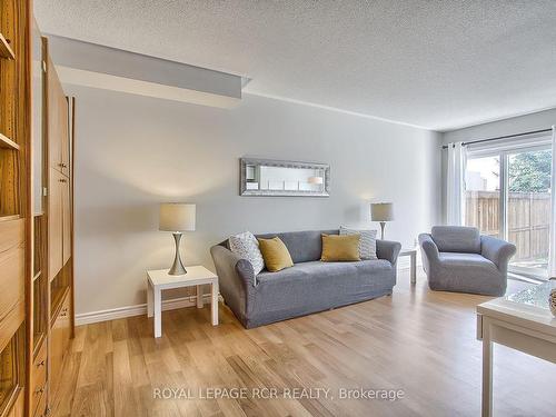 43-3 Carriage Walk, Aurora, ON - Indoor Photo Showing Living Room