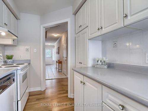 43-3 Carriage Walk, Aurora, ON - Indoor Photo Showing Kitchen