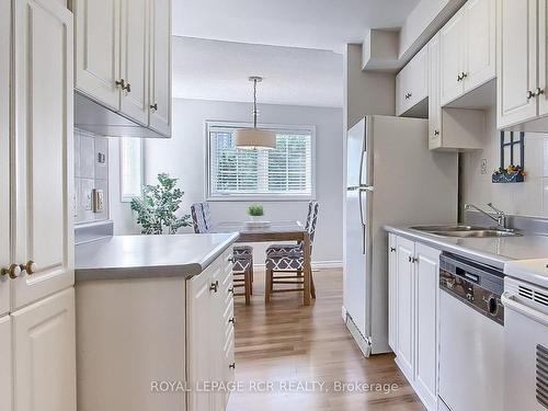 43-3 Carriage Walk, Aurora, ON - Indoor Photo Showing Kitchen With Double Sink