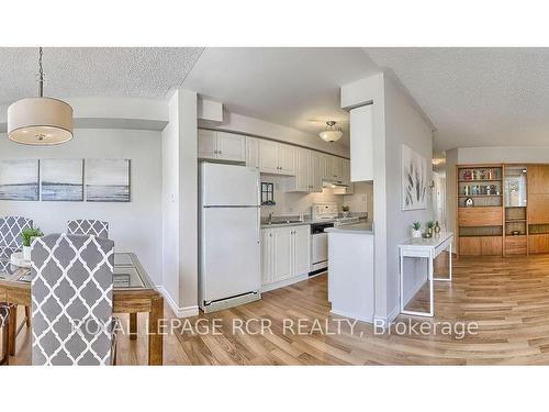 43-3 Carriage Walk, Aurora, ON - Indoor Photo Showing Kitchen