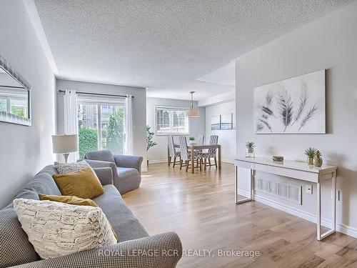 43-3 Carriage Walk, Aurora, ON - Indoor Photo Showing Living Room