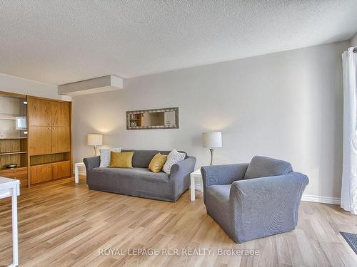 43-3 Carriage Walk, Aurora, ON - Indoor Photo Showing Living Room