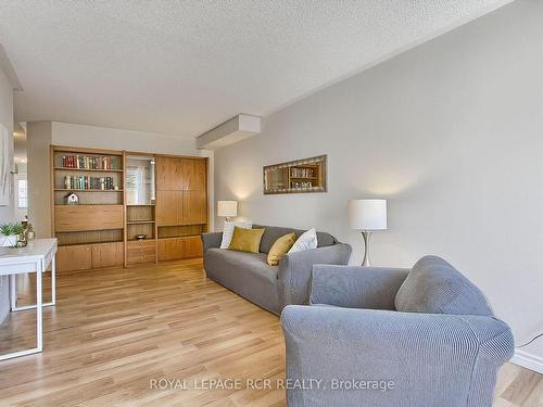 43-3 Carriage Walk, Aurora, ON - Indoor Photo Showing Living Room