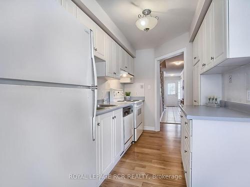 43-3 Carriage Walk, Aurora, ON - Indoor Photo Showing Kitchen