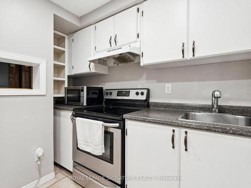 4 Hemlock Crt, Barrie, ON - Indoor Photo Showing Kitchen