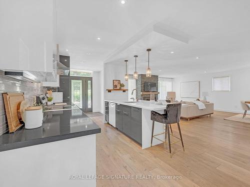 1306 Langdale Cres, Oakville, ON - Indoor Photo Showing Kitchen With Upgraded Kitchen