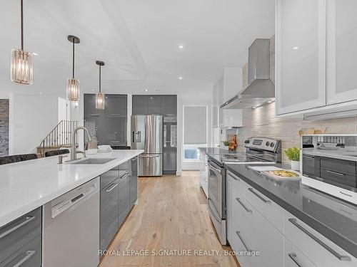 1306 Langdale Cres, Oakville, ON - Indoor Photo Showing Kitchen With Upgraded Kitchen