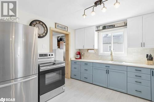 17 Centre Street, Belleville, ON - Indoor Photo Showing Kitchen