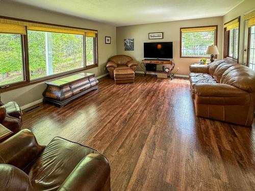 2998 37Th Street S, Cranbrook, BC - Indoor Photo Showing Living Room