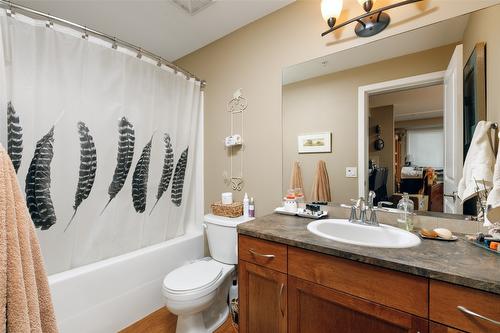 315-850 Saucier Avenue, Kelowna, BC - Indoor Photo Showing Bathroom