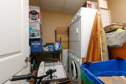 315-850 Saucier Avenue, Kelowna, BC - Indoor Photo Showing Laundry Room
