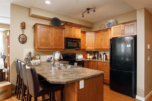 315-850 Saucier Avenue, Kelowna, BC - Indoor Photo Showing Kitchen With Double Sink