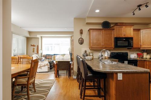 315-850 Saucier Avenue, Kelowna, BC - Indoor Photo Showing Kitchen With Double Sink