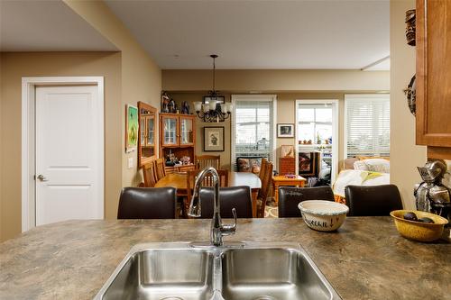 315-850 Saucier Avenue, Kelowna, BC - Indoor Photo Showing Kitchen With Double Sink