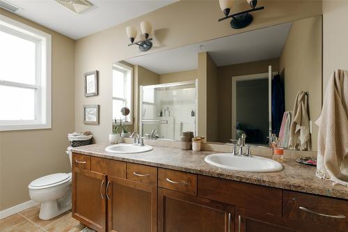 225-850 Saucier Avenue, Kelowna, BC - Indoor Photo Showing Bathroom