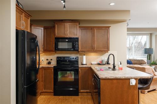 225-850 Saucier Avenue, Kelowna, BC - Indoor Photo Showing Kitchen With Double Sink