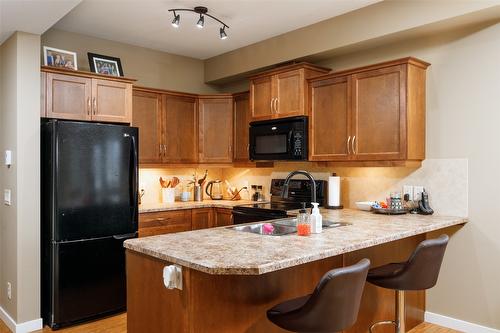 225-850 Saucier Avenue, Kelowna, BC - Indoor Photo Showing Kitchen With Double Sink