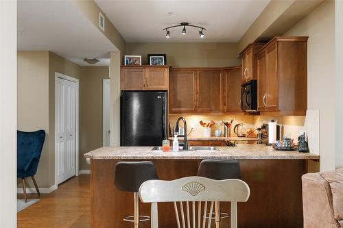 225-850 Saucier Avenue, Kelowna, BC - Indoor Photo Showing Kitchen