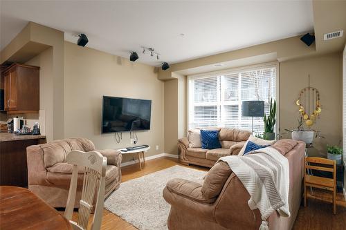 225-850 Saucier Avenue, Kelowna, BC - Indoor Photo Showing Living Room