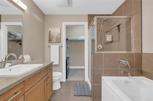 210-3205 Skyview Lane, West Kelowna, BC - Indoor Photo Showing Bathroom