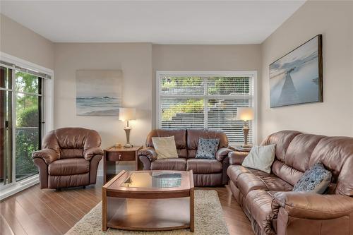 210-3205 Skyview Lane, West Kelowna, BC - Indoor Photo Showing Living Room