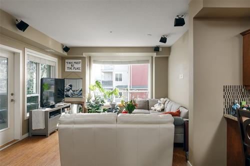 220-850 Saucier Avenue, Kelowna, BC - Indoor Photo Showing Living Room