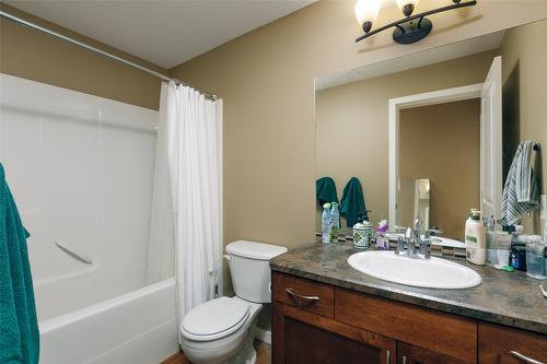 220-850 Saucier Avenue, Kelowna, BC - Indoor Photo Showing Bathroom