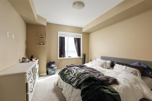 220-850 Saucier Avenue, Kelowna, BC - Indoor Photo Showing Bedroom
