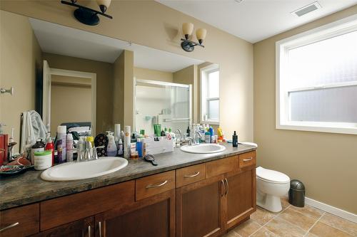220-850 Saucier Avenue, Kelowna, BC - Indoor Photo Showing Bathroom