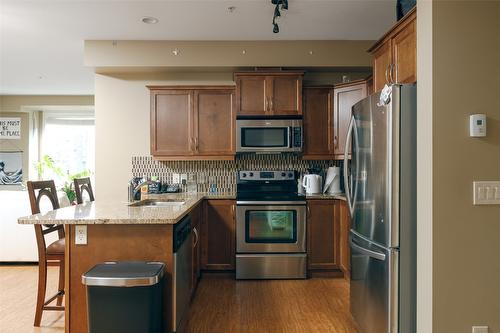 220-850 Saucier Avenue, Kelowna, BC - Indoor Photo Showing Kitchen With Stainless Steel Kitchen