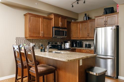 220-850 Saucier Avenue, Kelowna, BC - Indoor Photo Showing Kitchen With Stainless Steel Kitchen