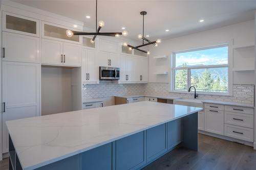 2895 Partridge Drive, Penticton, BC - Indoor Photo Showing Kitchen With Upgraded Kitchen