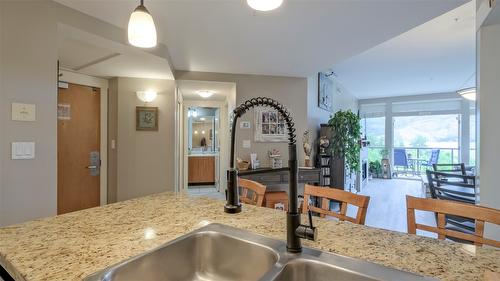 336-4205 Gellatly Road, West Kelowna, BC - Indoor Photo Showing Kitchen With Double Sink