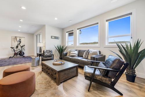 3004 Shaleview Drive, West Kelowna, BC - Indoor Photo Showing Living Room