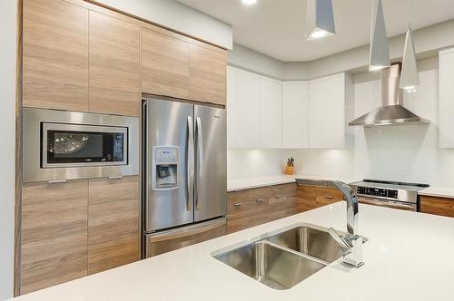 29-2161 Upper Sundance Drive, West Kelowna, BC - Indoor Photo Showing Kitchen With Double Sink With Upgraded Kitchen