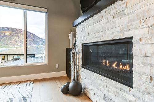 29-2161 Upper Sundance Drive, West Kelowna, BC - Indoor Photo Showing Living Room With Fireplace
