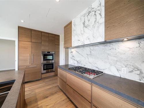 205-1916 Oak Bay Ave, Victoria, BC - Indoor Photo Showing Kitchen