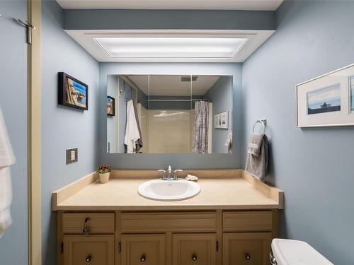 406-1188 Yates St, Victoria, BC - Indoor Photo Showing Bathroom
