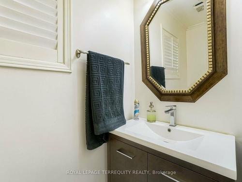 6687 Bansbridge Cres, Mississauga, ON - Indoor Photo Showing Bathroom